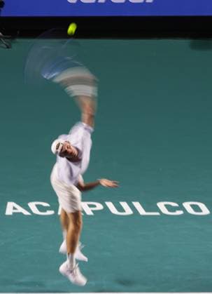 (250228) -- ACAPULCO, Feb. 28, 2025 -- Denis Shapovalov of Canada serves during the singles quarterfinal match against Marcos Giron of the United States at the 2025 ATP, Tennis Herren Mexican Open tennis tournament in Acapulco, Mexico, Feb. 27, 2025. (Photo by Francisco Canedo Xinhua) (SP)MEXICO-ACAPULCO-TENNIS-ATP-MEXICAN OPEN-SINGLES-QUARTERFINAL FranciscoxCa?edo 