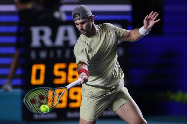 (250228) -- ACAPULCO, Feb. 28, 2025 -- Marcos Giron of the United States hits a return during the singles quarterfinal match against Denis Shapovalov of Canada at the 2025 ATP, Tennis Herren Mexican Open tennis tournament in Acapulco, Mexico, Feb. 27, 2025. (Photo by Xinhua) (SP)MEXICO-ACAPULCO-TENNIS-ATP-MEXICAN OPEN-SINGLES-QUARTERFINAL FranciscoxCanedo 