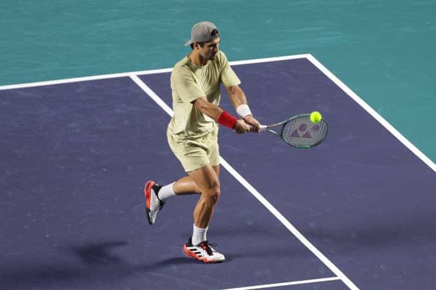 (250228) -- ACAPULCO, Feb. 28, 2025 -- Marcos Giron of the United States hits a return during the singles quarterfinal match against Denis Shapovalov of Canada at the 2025 ATP, Tennis Herren Mexican Open tennis tournament in Acapulco, Mexico, Feb. 27, 2025. (Photo by Xinhua) (SP)MEXICO-ACAPULCO-TENNIS-ATP-MEXICAN OPEN-SINGLES-QUARTERFINAL FranciscoxCanedo 