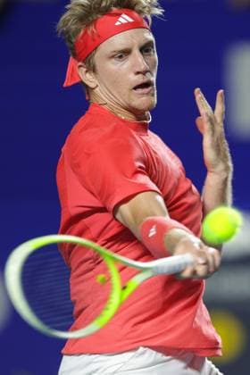 (250228) -- ACAPULCO, Feb. 28, 2025 -- Alejandro Davidovich Fokina of Spain hits a return during the singles quarterfinal match against Rodrigo Pacheco Mendez of Mexico at the 2025 ATP, Tennis Herren Mexican Open tennis tournament in Acapulco, Mexico, Feb. 27, 2025. (Photo by Francisco Canedo Xinhua) (SP)MEXICO-ACAPULCO-TENNIS-ATP-MEXICAN OPEN-SINGLES-QUARTERFINAL FuxLangxisike¡¤kanieduo 