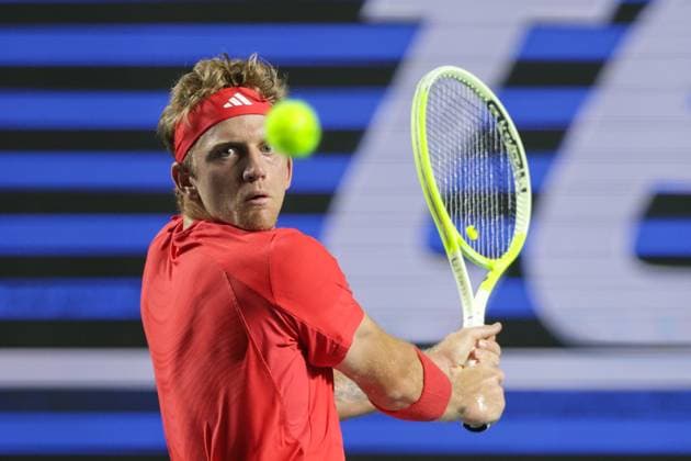 (250228) -- ACAPULCO, Feb. 28, 2025 -- Alejandro Davidovich Fokina of Spain hits a return during the singles quarterfinal match against Rodrigo Pacheco Mendez of Mexico at the 2025 ATP, Tennis Herren Mexican Open tennis tournament in Acapulco, Mexico, Feb. 27, 2025. (Photo by Francisco Canedo Xinhua) (SP)MEXICO-ACAPULCO-TENNIS-ATP-MEXICAN OPEN-SINGLES-QUARTERFINAL FuxLangxisike¡¤kanieduo 
