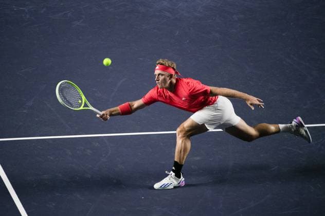 (250228) -- ACAPULCO, Feb. 28, 2025 -- Alejandro Davidovich Fokina of Spain hits a return during the singles quarterfinal match against Rodrigo Pacheco Mendez of Mexico at the 2025 ATP, Tennis Herren Mexican Open tennis tournament in Acapulco, Mexico, Feb. 27, 2025. ) (SP)MEXICO-ACAPULCO-TENNIS-ATP-MEXICAN OPEN-SINGLES-QUARTERFINAL LixMengxin 