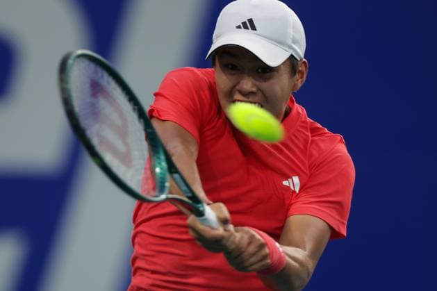 (250228) -- ACAPULCO, Feb. 28, 2025 -- Learner Tien of the United States hits a return during the quarterfinal match against Tomas Machac of the Czech Republic at the 2025 ATP, Tennis Herren Mexican Open tennis tournament in Acapulco, Mexico, Feb. 27, 2025. (Photo by Xinhua) (SP)MEXICO-ACAPULCO-TENNIS-ATP-MEXICAN OPEN-MEN S SINGLES-QUARTERFINAL FranciscoxCanedo 
