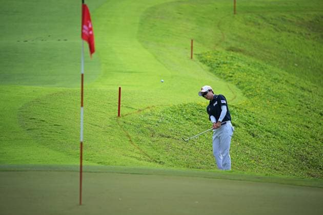 (250228) -- SINGAPORE, Feb. 28, 2025 -- Kim Hyo Joo of South Korea competes during the second round of the HSBC Women s Golf World Championship, WM, Weltmeisterschaft held in Singapore s Sentosa Golf Club on Feb. 28, 2025. (Photo by Xinhua) (SP)SINGAPORE-GOLF-WOMEN S WORLD CHAMPIONSHIP ThenxChihxWey 
