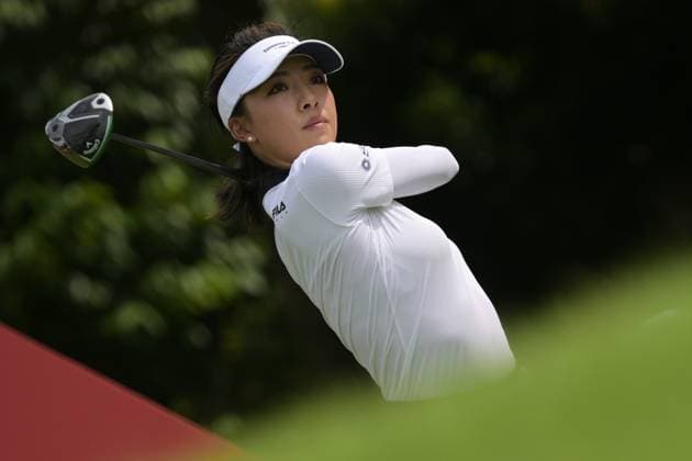 Sport Bilder des Tages (250228) -- SINGAPORE, Feb. 28, 2025 -- He Muni of China tees off during the second round of the HSBC Women s Golf World Championship, WM, Weltmeisterschaft held in Singapore s Sentosa Golf Club on Feb. 28, 2025. (Photo by Xinhua) (SP)SINGAPORE-GOLF-WOMEN S WORLD CHAMPIONSHIP ThenxChihxWey 