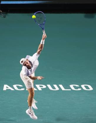 (250228) -- ACAPULCO, Feb. 28, 2025 -- Denis Shapovalov of Canada serves during the singles quarterfinal match against Marcos Giron of the United States at the 2025 ATP, Tennis Herren Mexican Open tennis tournament in Acapulco, Mexico, Feb. 27, 2025. (Photo by Francisco Canedo Xinhua) (SP)MEXICO-ACAPULCO-TENNIS-ATP-MEXICAN OPEN-SINGLES-QUARTERFINAL FranciscoxCa?edo 