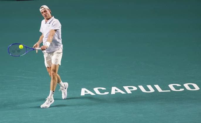 (250228) -- ACAPULCO, Feb. 28, 2025 -- Denis Shapovalov of Canada hits a return during the singles quarterfinal match against Marcos Giron of the United States at the 2025 ATP, Tennis Herren Mexican Open tennis tournament in Acapulco, Mexico, Feb. 27, 2025. (Photo by Francisco Canedo Xinhua) (SP)MEXICO-ACAPULCO-TENNIS-ATP-MEXICAN OPEN-SINGLES-QUARTERFINAL FranciscoxCa?edo 