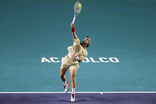 (250228) -- ACAPULCO, Feb. 28, 2025 -- Marcos Giron of the United States serves during the singles quarterfinal match against Denis Shapovalov of Canada at the 2025 ATP, Tennis Herren Mexican Open tennis tournament in Acapulco, Mexico, Feb. 27, 2025. (Photo by Xinhua) (SP)MEXICO-ACAPULCO-TENNIS-ATP-MEXICAN OPEN-SINGLES-QUARTERFINAL FranciscoxCanedo 