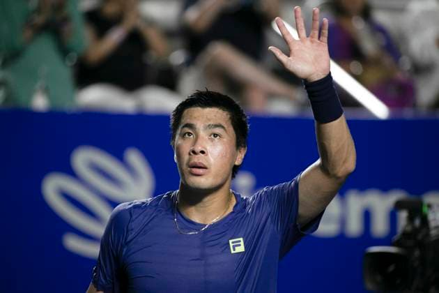 (250228) -- ACAPULCO, Feb. 28, 2025 -- Nakashima Brandon of the United States greets spectators after winning the singles quarterfinal match against David Goffin of Belgium at the 2025 ATP, Tennis Herren Mexican Open tennis tournament in Acapulco, Mexico, Feb. 27, 2025. ) (SP)MEXICO-ACAPULCO-TENNIS-ATP-MEXICAN OPEN-SINGLES-QUARTERFINAL LixMengxin 
