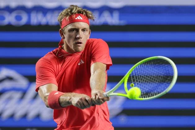 (250228) -- ACAPULCO, Feb. 28, 2025 -- Alejandro Davidovich Fokina of Spain hits a return during the singles quarterfinal match against Rodrigo Pacheco Mendez of Mexico at the 2025 ATP, Tennis Herren Mexican Open tennis tournament in Acapulco, Mexico, Feb. 27, 2025. (Photo by Francisco Canedo Xinhua) (SP)MEXICO-ACAPULCO-TENNIS-ATP-MEXICAN OPEN-SINGLES-QUARTERFINAL FuxLangxisike¡¤kanieduo 