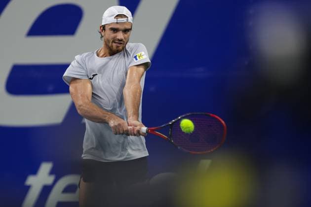 (250228) -- ACAPULCO, Feb. 28, 2025 -- Tomas Machac of the Czech Republic hits a return during the quarterfinal match against Learner Tien of the United States at the 2025 ATP, Tennis Herren Mexican Open tennis tournament in Acapulco, Mexico, Feb. 27, 2025. (Photo by Xinhua) (SP)MEXICO-ACAPULCO-TENNIS-ATP-MEXICAN OPEN-MEN S SINGLES-QUARTERFINAL FranciscoxCanedo 