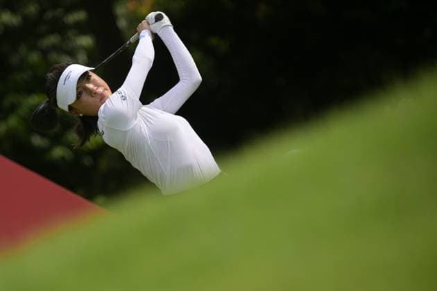 (250228) -- SINGAPORE, Feb. 28, 2025 -- He Muni of China tees off during the second round of the HSBC Women s Golf World Championship, WM, Weltmeisterschaft held in Singapore s Sentosa Golf Club on Feb. 28, 2025. (Photo by Xinhua) (SP)SINGAPORE-GOLF-WOMEN S WORLD CHAMPIONSHIP ThenxChihxWey 