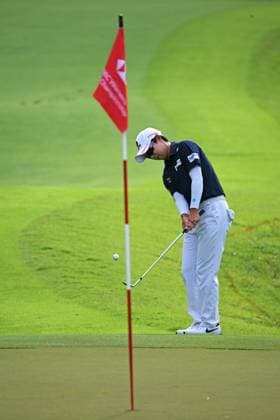 (250228) -- SINGAPORE, Feb. 28, 2025 -- Kim Hyo Joo of South Korea competes during the second round of the HSBC Women s Golf World Championship, WM, Weltmeisterschaft held in Singapore s Sentosa Golf Club on Feb. 28, 2025. (Photo by Xinhua) (SP)SINGAPORE-GOLF-WOMEN S WORLD CHAMPIONSHIP ThenxChihxWey 