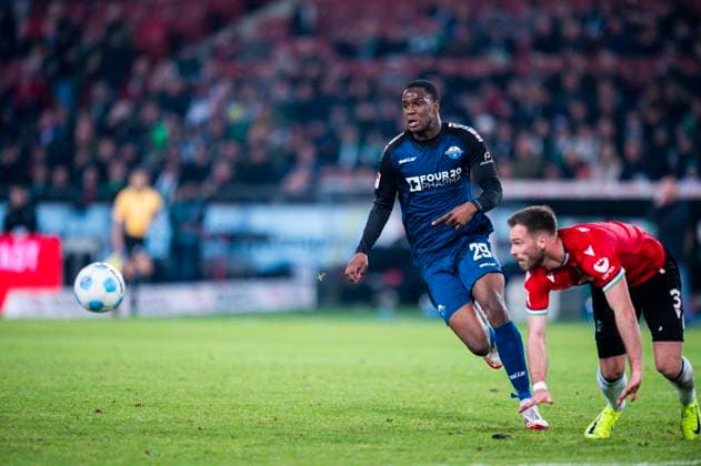 22.02.2025 - Fußball, 2024 2025, 2. Bundesliga, 23. Spieltag, Hannover 96 - SC Paderborn 07: (L-R) Ilyas Ansah (Paderborn), Boris Tomiak (Hannover) DFL REGULATIONS PROHIBIT ANY USE OF PHOTOGRAPHS AS IMAGE SEQUENCES AND OR QUASI-VIDEO. Hannover Niedersachsen Deutschland Heinz von Heiden Arena