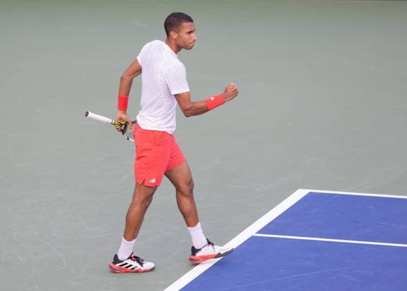 Felix Auger-Aliassime (CAN) macht die Faust und jubelt, Jubel,Freude,Emotion, Dubai Duty Free Tennis Championships, Dubai, U.A.E. Copyright: xJuergenxHasenkopfx