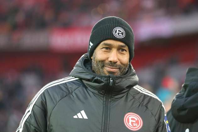 Trainer Daniel Thioune (Fortuna Duesseldorf) schaut waehrend des Spiels der 2. Bundesliga zwischen Fortuna Düsseldorf und SpVgg Greuther Fürth im Merkur Spiel-Arena am 28. February 2025 in Düsseldorf, Deutschland. (Foto von Oliver Kaelke DeFodi Images) +++ Trainer Daniel Thioune (Fortuna Duesseldorf) looks on during the 2. Bundesliga match between Fortuna Düsseldorf and SpVgg Greuther Fürth at Merkur Spiel-Arena on February 28, 2025 in Düsseldorf, Germany. (Photo by Oliver Kaelke DeFodi Images) DFB DFL REGULATIONS PROHIBIT ANY USE OF PHOTOGRAPHS AS IMAGE SEQUENCES AND OR QUASI-VIDEO. (Photo by Oliver Kaelke DeFodi Images)