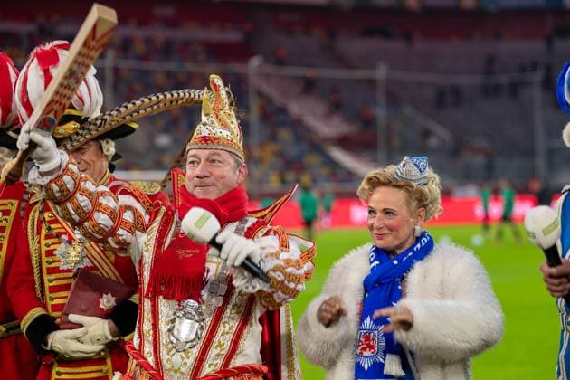 28.02.2025, Fussball: 2. Bundesliga, Saison 2024 2025, 24. Spieltag, Fortuna Duesseldorf - SpVgg Greuther Fuerth in der Merkur Spiel Arena in Duesseldorf. Das Duesseldorfer Prinzenpaar ist zu Besuch im Stadion. Wichtiger Hinweis: Gemaess den Vorgaben der DFL Deutsche Fussball Liga bzw. des DFB Deutscher Fussball-Bund ist es untersagt, in dem Stadion und oder vom Spiel angefertigte Fotoaufnahmen in Form von Sequenzbildern und oder videoaehnlichen Fotostrecken zu verwerten bzw. verwerten zu lassen. Foto: Kirchner-Media Thomas Haesler