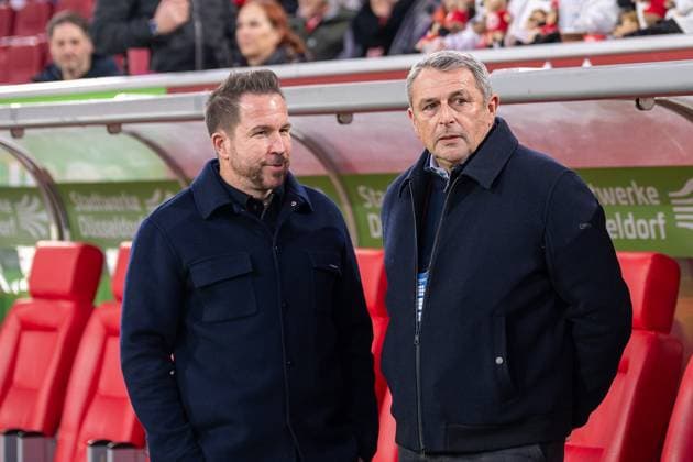 28.02.2025, Fussball: 2. Bundesliga, Saison 2024 2025, 24. Spieltag, Fortuna Duesseldorf - SpVgg Greuther Fuerth in der Merkur Spiel Arena in Duesseldorf. Christian Weber (Fortuna Duesseldorf, Sportdirektor) und Klaus Allofs (Fortuna Duesseldorf, Vorstand warten auf die Ehrung von zwei ehemaligen Spielern Wichtiger Hinweis: Gemaess den Vorgaben der DFL Deutsche Fussball Liga bzw. des DFB Deutscher Fussball-Bund ist es untersagt, in dem Stadion und oder vom Spiel angefertigte Fotoaufnahmen in Form von Sequenzbildern und oder videoaehnlichen Fotostrecken zu verwerten bzw. verwerten zu lassen. Foto: Kirchner-Media Thomas Haesler