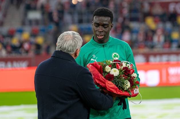 28.02.2025, Fussball: 2. Bundesliga, Saison 2024 2025, 24. Spieltag, Fortuna Duesseldorf - SpVgg Greuther Fuerth in der Merkur Spiel Arena in Duesseldorf. Joshua Quarshie (SpVgg Greuther Fuerth, 15) wird durch Klaus Allofs (Fortuna Duesseldorf, Vorstand geeehrt. Wichtiger Hinweis: Gemaess den Vorgaben der DFL Deutsche Fussball Liga bzw. des DFB Deutscher Fussball-Bund ist es untersagt, in dem Stadion und oder vom Spiel angefertigte Fotoaufnahmen in Form von Sequenzbildern und oder videoaehnlichen Fotostrecken zu verwerten bzw. verwerten zu lassen. Foto: Kirchner-Media Thomas Haesler