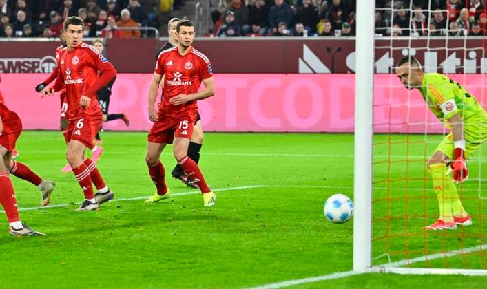 Sport Bilder des Tages 28.02.2025 - Fussball - Saison 2024 2025 - 2. Fussball - Bundesliga - 24. Spieltag: Fortuna Düsseldorf F95 - SpVgg Greuther Fürth ( Kleeblatt ) - Sportfoto Zink - xwoxzix - DFL regulations prohibit any use of photographs as image sequences and or quasi-video - only for editorial use - Giovanni Haag (6, Fortuna Düsseldorf F95 ) Tim Oberdorf (15, Fortuna Düsseldorf F95 ) Florian Kastenmeier (33, Fortuna Düsseldorf F95 ) müssen Gegentor Tor zum 1:1 durch Branimir Hrgota (10, SpVgg Greuther Fürth , nicht im Bild ) hinnehmen
