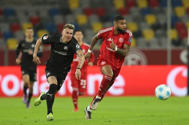 Felix Klaus (SpVgg Greuther Fürth) und Jamil Siebert (Fortuna Duesseldorf) im Zweikampf waehrend des Spiels der 2. Bundesliga zwischen Fortuna Düsseldorf und SpVgg Greuther Fürth im Merkur Spiel-Arena am 28. February 2025 in Düsseldorf, Deutschland. (Foto von Oliver Kaelke DeFodi Images) +++ Felix Klaus (SpVgg Greuther Fürth) und Jamil Siebert (Fortuna Duesseldorf) battle for the ball during the 2. Bundesliga match between Fortuna Düsseldorf and SpVgg Greuther Fürth at Merkur Spiel-Arena on February 28, 2025 in Düsseldorf, Germany. (Photo by Oliver Kaelke DeFodi Images) DFB DFL REGULATIONS PROHIBIT ANY USE OF PHOTOGRAPHS AS IMAGE SEQUENCES AND OR QUASI-VIDEO. (Photo by Oliver Kaelke DeFodi Images)