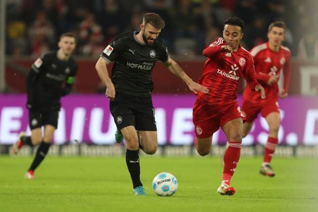 Simon Asta (SpVgg Greuther Fürth) und Mayron van Brederode (Fortuna Duesseldorf) im Zweikampf waehrend des Spiels der 2. Bundesliga zwischen Fortuna Düsseldorf und SpVgg Greuther Fürth im Merkur Spiel-Arena am 28. February 2025 in Düsseldorf, Deutschland. (Foto von Oliver Kaelke DeFodi Images) +++ Simon Asta (SpVgg Greuther Fürth) und Mayron van Brederode (Fortuna Duesseldorf) battle for the ball during the 2. Bundesliga match between Fortuna Düsseldorf and SpVgg Greuther Fürth at Merkur Spiel-Arena on February 28, 2025 in Düsseldorf, Germany. (Photo by Oliver Kaelke DeFodi Images) DFB DFL REGULATIONS PROHIBIT ANY USE OF PHOTOGRAPHS AS IMAGE SEQUENCES AND OR QUASI-VIDEO. (Photo by Oliver Kaelke DeFodi Images)