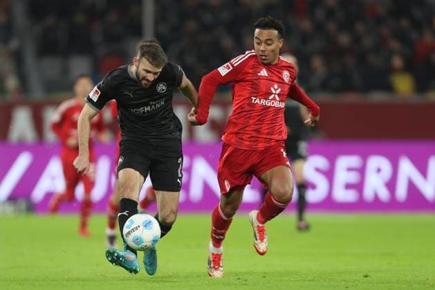 Simon Asta (SpVgg Greuther Fürth) und Mayron van Brederode (Fortuna Duesseldorf) im Zweikampf waehrend des Spiels der 2. Bundesliga zwischen Fortuna Düsseldorf und SpVgg Greuther Fürth im Merkur Spiel-Arena am 28. February 2025 in Düsseldorf, Deutschland. (Foto von Oliver Kaelke DeFodi Images) +++ Simon Asta (SpVgg Greuther Fürth) und Mayron van Brederode (Fortuna Duesseldorf) battle for the ball during the 2. Bundesliga match between Fortuna Düsseldorf and SpVgg Greuther Fürth at Merkur Spiel-Arena on February 28, 2025 in Düsseldorf, Germany. (Photo by Oliver Kaelke DeFodi Images) DFB DFL REGULATIONS PROHIBIT ANY USE OF PHOTOGRAPHS AS IMAGE SEQUENCES AND OR QUASI-VIDEO. (Photo by Oliver Kaelke DeFodi Images)