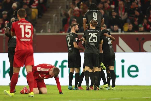 Branimir Hrgota (SpVgg Greuther Fürth) Torjubel,jubelt mit seiner Mannschaft nach dem Treffer zum 1:1 waehrend des Spiels der 2. Bundesliga zwischen Fortuna Düsseldorf und SpVgg Greuther Fürth im Merkur Spiel-Arena am 28. February 2025 in Düsseldorf, Deutschland. (Foto von Oliver Kaelke DeFodi Images) +++ Branimir Hrgota (SpVgg Greuther Fürth) celebrates after scoring his team s first goal with teammates during the 2. Bundesliga match between Fortuna Düsseldorf and SpVgg Greuther Fürth at Merkur Spiel-Arena on February 28, 2025 in Düsseldorf, Germany. (Photo by Oliver Kaelke DeFodi Images) DFB DFL REGULATIONS PROHIBIT ANY USE OF PHOTOGRAPHS AS IMAGE SEQUENCES AND OR QUASI-VIDEO. (Photo by Oliver Kaelke DeFodi Images)