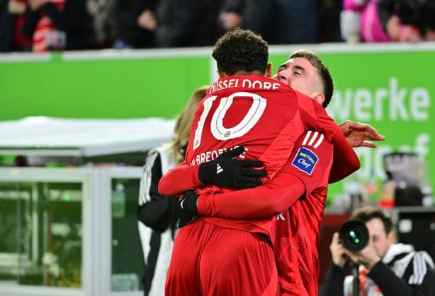 28.02.2025 - Fussball - Saison 2024 2025 - 2. Fussball - Bundesliga - 24. Spieltag: Fortuna Düsseldorf F95 - SpVgg Greuther Fürth ( Kleeblatt ) - Sportfoto Zink MeZi - xmexzix - DFL regulations prohibit any use of photographs as image sequences and or quasi-video - only for editorial use - Torjubel Jubel Freude nach Treffer Tor Torschuß zum 1:0 durch Isak Bergmann Johannesson (8, Fortuna Düsseldorf F95 ) mit Myron van Brederode (10, Fortuna Düsseldorf F95 )