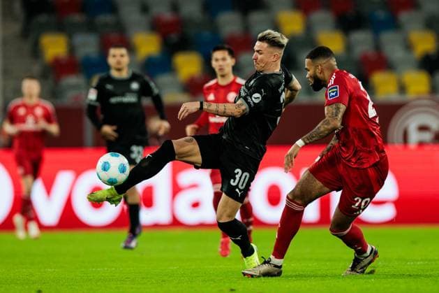 2. Fussball Bundesliga; Fortuna Düsseldorf 1895 - SpVgg Greuther Fürth; 28.02.2025 Zweikampf Felix Klaus (SpVgg Greuther Fürth, 30), Jamil Siebert (Fortuna Düsseldorf, 20) 2. Fussball Bundesliga, Fortuna Düsseldorf 1895 - SpVgg Greuther Fürth, Düsseldorf, Merkur Spiel-Arena am 28.02.2025 DFL REGULATIONS PROHIBIT ANY USE OF PHOTOGRAPHS AS IMAGE SEQUENCES AND OR QUASI-VIDEO.