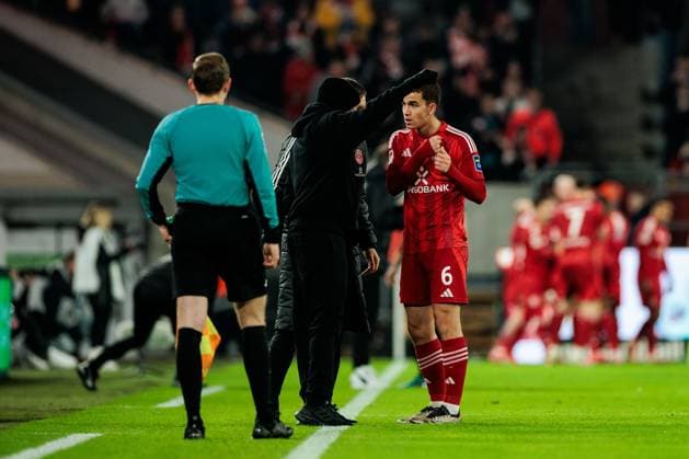 2. Fussball Bundesliga; Fortuna Düsseldorf 1895 - SpVgg Greuther Fürth; 28.02.2025 Daniel Thioune (Trainer Fortuna Düsseldorf) nutzt den Jubel zum 1:0 um Giovanni Haag (Fortuna Düsseldorf, 6) zu coachen 2. Fussball Bundesliga, Fortuna Düsseldorf 1895 - SpVgg Greuther Fürth, Düsseldorf, Merkur Spiel-Arena am 28.02.2025 DFL REGULATIONS PROHIBIT ANY USE OF PHOTOGRAPHS AS IMAGE SEQUENCES AND OR QUASI-VIDEO.