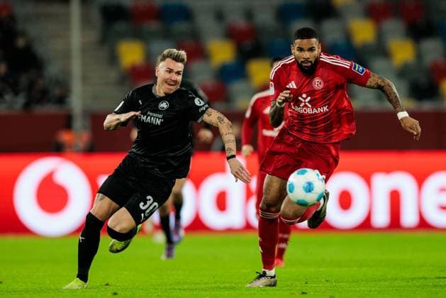 2. Fussball Bundesliga; Fortuna Düsseldorf 1895 - SpVgg Greuther Fürth; 28.02.2025 Zweikampf Felix Klaus (SpVgg Greuther Fürth, 30), Jamil Siebert (Fortuna Düsseldorf, 20) 2. Fussball Bundesliga, Fortuna Düsseldorf 1895 - SpVgg Greuther Fürth, Düsseldorf, Merkur Spiel-Arena am 28.02.2025 DFL REGULATIONS PROHIBIT ANY USE OF PHOTOGRAPHS AS IMAGE SEQUENCES AND OR QUASI-VIDEO.
