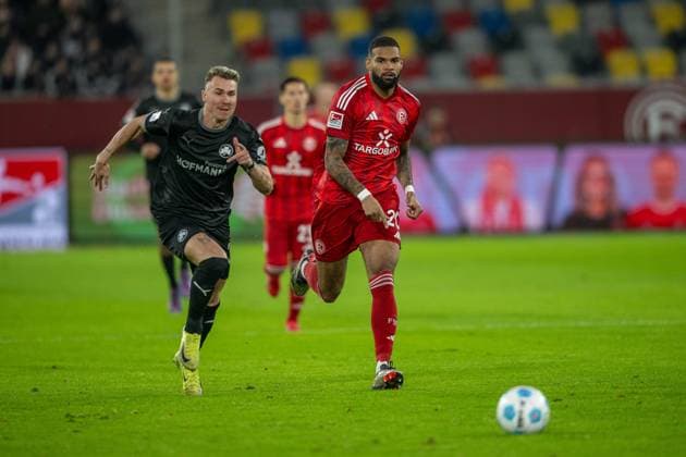 28.02.2025, Fussball: 2. Bundesliga, Saison 2024 2025, 24. Spieltag, Fortuna Duesseldorf - SpVgg Greuther Fuerth in der Merkur Spiel Arena in Duesseldorf. Die ehemaligen Teamkollegen Felix Klaus (SpVgg Greuther Fuerth, 30) und Jamil Siebert (Fortuna Duesseldorf, 20) im Zweikampf. Wichtiger Hinweis: Gemaess den Vorgaben der DFL Deutsche Fussball Liga bzw. des DFB Deutscher Fussball-Bund ist es untersagt, in dem Stadion und oder vom Spiel angefertigte Fotoaufnahmen in Form von Sequenzbildern und oder videoaehnlichen Fotostrecken zu verwerten bzw. verwerten zu lassen. Foto: Kirchner-Media Thomas Haesler