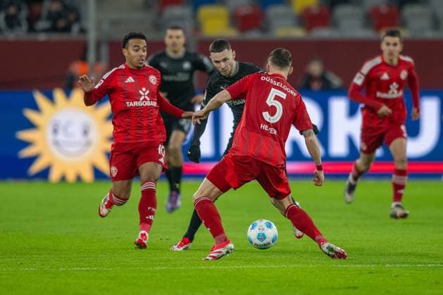 28.02.2025, Fussball: 2. Bundesliga, Saison 2024 2025, 24. Spieltag, Fortuna Duesseldorf - SpVgg Greuther Fuerth in der Merkur Spiel Arena in Duesseldorf. Zweikampf zwischen Myron van Brederode (Fortuna Duesseldorf, 10), Branimir Hrgota (SpVgg Greuther Fuerth, 10) und Moritz Heyer (Fortuna Duessledorf, 05). Wichtiger Hinweis: Gemaess den Vorgaben der DFL Deutsche Fussball Liga bzw. des DFB Deutscher Fussball-Bund ist es untersagt, in dem Stadion und oder vom Spiel angefertigte Fotoaufnahmen in Form von Sequenzbildern und oder videoaehnlichen Fotostrecken zu verwerten bzw. verwerten zu lassen. Foto: Kirchner-Media Thomas Haesler