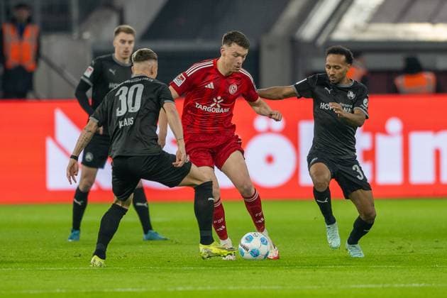 28.02.2025, Fussball: 2. Bundesliga, Saison 2024 2025, 24. Spieltag, Fortuna Duesseldorf - SpVgg Greuther Fuerth in der Merkur Spiel Arena in Duesseldorf. Zweikampf zwischen Felix Klaus (SpVgg Greuther Fuerth, 30), Dzenan Pejcinovic (Fortuna Duesseldorf, 07) und Julian Green (SpVgg Greuther Fuerth, 37). Wichtiger Hinweis: Gemaess den Vorgaben der DFL Deutsche Fussball Liga bzw. des DFB Deutscher Fussball-Bund ist es untersagt, in dem Stadion und oder vom Spiel angefertigte Fotoaufnahmen in Form von Sequenzbildern und oder videoaehnlichen Fotostrecken zu verwerten bzw. verwerten zu lassen. Foto: Kirchner-Media Thomas Haesler