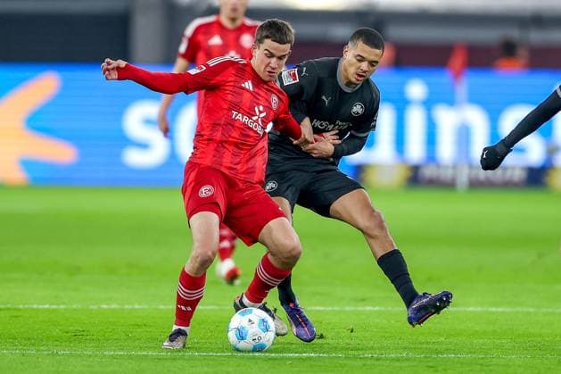 28.02.2025, Fußball, Fortuna Düsseldorf - SpVgg Greuther Fürth, 2.. Fußball Bundesliga, 24. Spieltag, Merkur Spiel-Arena, Saison 2024 2025: Giovanni Haag (Fortuna Düsseldorf 6) im Zweikampf gegen Felix Klaus (Greuther Fürth 30) DFB regulations prohibit any use of photographs as image sequences and or quasi-video. Nordrhein-Westfalen Deutschland