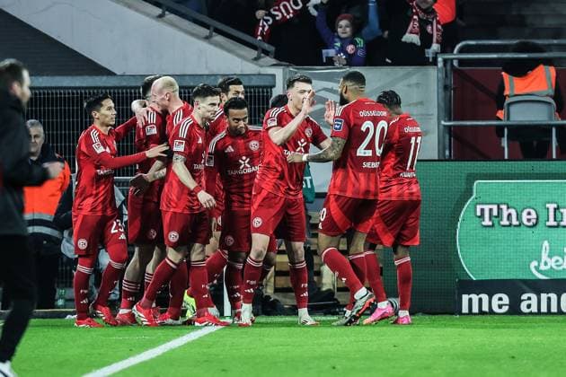 Fussball, 2.Bundesliga Saison 2024 2025 24. Spieltag Fortuna Düsseldorf - SpVgg Geruhter Fürth 28.02.2025, MERKUR SPIEL-ARENA Torjubel Fortuna Düsseldorf nach dem Tor zum 1-0 durch Isak Bergmann Johannesson (Fortuna Düsseldorf, 8) die Spieler freuen sich Düsseldorf MERKUR SPIEL-ARENA Nordrhein-Westfahlen Deutschland