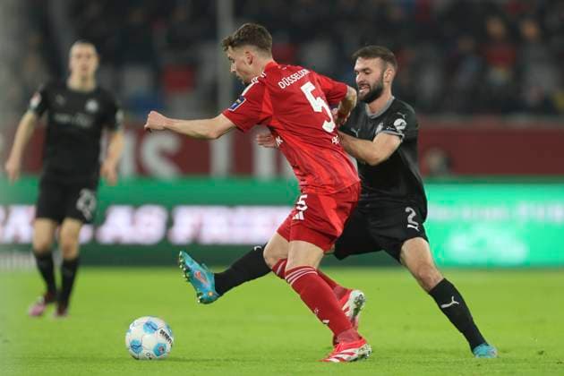 Moritz Heyer (Fortuna Duesseldorf) und Simon Asta (SpVgg Greuther Fürth) im Zweikampf waehrend des Spiels der 2. Bundesliga zwischen Fortuna Düsseldorf und SpVgg Greuther Fürth im Merkur Spiel-Arena am 28. February 2025 in Düsseldorf, Deutschland. (Foto von Oliver Kaelke DeFodi Images) +++ Moritz Heyer (Fortuna Duesseldorf) und Simon Asta (SpVgg Greuther Fürth) battle for the ball during the 2. Bundesliga match between Fortuna Düsseldorf and SpVgg Greuther Fürth at Merkur Spiel-Arena on February 28, 2025 in Düsseldorf, Germany. (Photo by Oliver Kaelke DeFodi Images) DFB DFL REGULATIONS PROHIBIT ANY USE OF PHOTOGRAPHS AS IMAGE SEQUENCES AND OR QUASI-VIDEO. (Photo by Oliver Kaelke DeFodi Images)