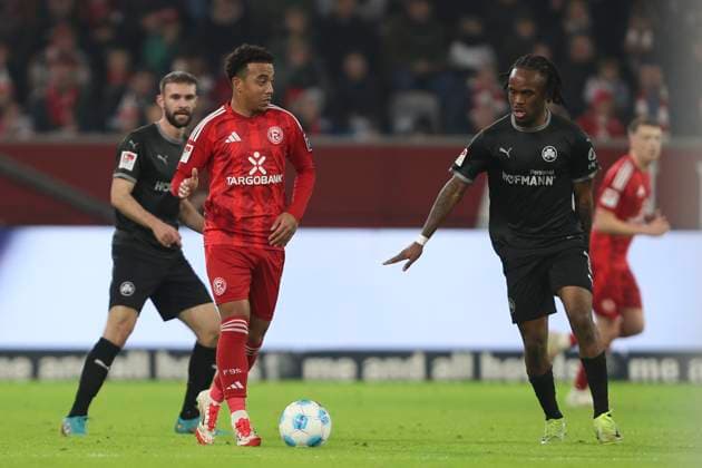 Mayron van Brederode (Fortuna Duesseldorf) uind Noel Futkeu (SpVgg Greuther Fürth) im Zweikampf waehrend des Spiels der 2. Bundesliga zwischen Fortuna Düsseldorf und SpVgg Greuther Fürth im Merkur Spiel-Arena am 28. February 2025 in Düsseldorf, Deutschland. (Foto von Oliver Kaelke DeFodi Images) +++ Mayron van Brederode (Fortuna Duesseldorf) uind Noel Futkeu (SpVgg Greuther Fürth) battle for the ball during the 2. Bundesliga match between Fortuna Düsseldorf and SpVgg Greuther Fürth at Merkur Spiel-Arena on February 28, 2025 in Düsseldorf, Germany. (Photo by Oliver Kaelke DeFodi Images) DFB DFL REGULATIONS PROHIBIT ANY USE OF PHOTOGRAPHS AS IMAGE SEQUENCES AND OR QUASI-VIDEO. (Photo by Oliver Kaelke DeFodi Images)