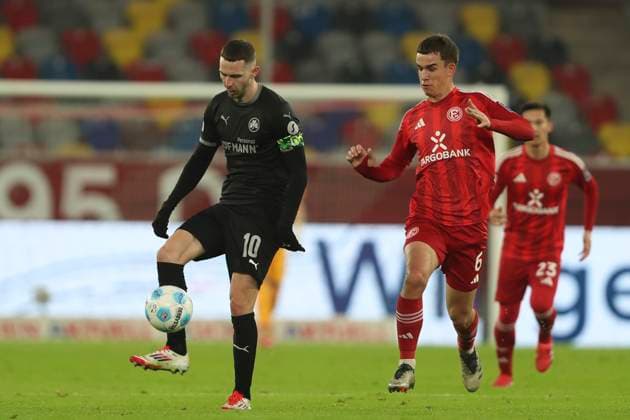Branimir Hrgota (SpVgg Greuther Fürth) und Giovanni Haag (Fortuna Duesseldorf) im Zweikampf waehrend des Spiels der 2. Bundesliga zwischen Fortuna Düsseldorf und SpVgg Greuther Fürth im Merkur Spiel-Arena am 28. February 2025 in Düsseldorf, Deutschland. (Foto von Oliver Kaelke DeFodi Images) +++ Branimir Hrgota (SpVgg Greuther Fürth) und Giovanni Haag (Fortuna Duesseldorf) battle for the ball during the 2. Bundesliga match between Fortuna Düsseldorf and SpVgg Greuther Fürth at Merkur Spiel-Arena on February 28, 2025 in Düsseldorf, Germany. (Photo by Oliver Kaelke DeFodi Images) DFB DFL REGULATIONS PROHIBIT ANY USE OF PHOTOGRAPHS AS IMAGE SEQUENCES AND OR QUASI-VIDEO. (Photo by Oliver Kaelke DeFodi Images)