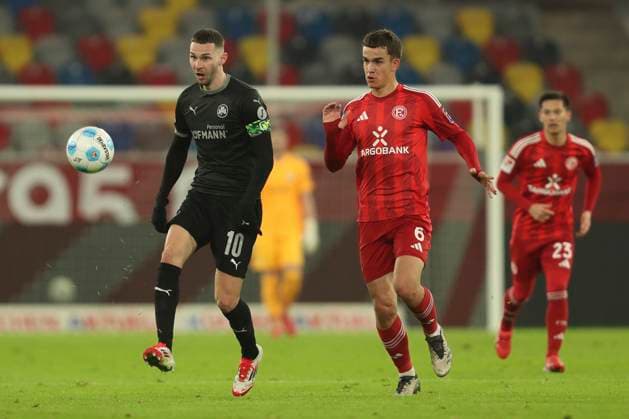 Branimir Hrgota (SpVgg Greuther Fürth) und Giovanni Haag (Fortuna Duesseldorf) im Zweikampf waehrend des Spiels der 2. Bundesliga zwischen Fortuna Düsseldorf und SpVgg Greuther Fürth im Merkur Spiel-Arena am 28. February 2025 in Düsseldorf, Deutschland. (Foto von Oliver Kaelke DeFodi Images) +++ Branimir Hrgota (SpVgg Greuther Fürth) und Giovanni Haag (Fortuna Duesseldorf) battle for the ball during the 2. Bundesliga match between Fortuna Düsseldorf and SpVgg Greuther Fürth at Merkur Spiel-Arena on February 28, 2025 in Düsseldorf, Germany. (Photo by Oliver Kaelke DeFodi Images) DFB DFL REGULATIONS PROHIBIT ANY USE OF PHOTOGRAPHS AS IMAGE SEQUENCES AND OR QUASI-VIDEO. (Photo by Oliver Kaelke DeFodi Images)