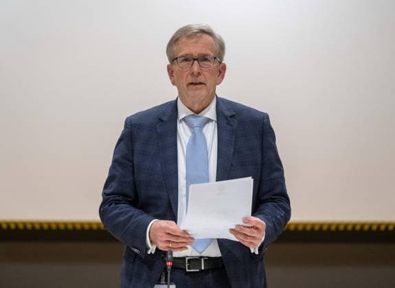 Sport Themen der Woche KW09 Sport Bilder des Tages Fußball, Herren, Saison 2024 2025, 1. Bundesliga, DFB-Bundesgericht am DFB-Campus in Frankfurt, im Bild: Oskar Riedmeyer (Vorsitzender des DFB-Bundesgerichts) verkündet das Urteil, Berufung abgelehnt, mündliche Verhandlung der Berufungen des 1. FC Union Berlin, von Holstein Kiel und des FC St. Pauli gegen das Urteil des DFB-Sportgerichts zum Einspruch des VfL Bochum gegen die Wertung des Spiels beim 1. FC Union am 14.12. 2024 (1:1 Wertung 2:0), 28.02.2025, *** Soccer, Men, Season 2024 2025, 1 Bundesliga, DFB Federal Court at the DFB Campus in Frankfurt, in the picture Oskar Riedmeyer Chairman of the DFB Federal Court announces the verdict, appeal rejected, oral hearing of the appeals of 1 FC Union Berlin, Holstein Kiel and FC St Pauli against the verdict of the DFB Sports Court on the appeal of VfL Bochum against the scoring of the match at 1 FC Union on 14 12 2024 1 1 Scoring 2 0 , 28 02 2025, Copyright: xMatthiasxKochx
