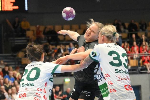 Sport Themen der Woche KW09 Sport Bilder des Tages Louisa de Bellis (Frisch Auf Goeppingen) li, Luisa Schulze (Frisch Auf Goeppingen) re. und Blanka Kajdon (BSV Sachsen Zwickau) Mitte. GER, BSV Sachsen Zwickau vs. Frisch Auf Goeppingen, Handball, Bundesliga, Frauen, 18. Spieltag, Saison 2024 2025, 28.02.2025 GER, BSV Sachsen Zwickau vs. Frisch Auf Goeppingen, Handball, Bundesliga, Frauen, 18. Spieltag, Saison 2024 2025, 28.02.2025 Zwickau *** Louisa de Bellis Frisch Auf Goeppingen left, Luisa Schulze Frisch Auf Goeppingen right and Blanka Kajdon BSV Sachsen Zwickau center GER, BSV Sachsen Zwickau vs Frisch Auf Goeppingen, Handball, Bundesliga, Women, Matchday 18, Season 2024 2025, 28 02 2025 GER, BSV Sachsen Zwickau vs Frisch Auf Goeppingen, Handball, Bundesliga, Women, Matchday 18, Season 2024 2025, 28 02 2025 Zwickau Copyright: xEibner-Pressefoto BertxHarzerx EP_BHR