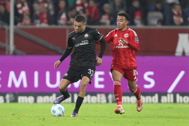 Maximilian Dietz (SpVgg Greuther Fürth) und Mayron van Brederode (Fortuna Duesseldorf) im Zweikampf waehrend des Spiels der 2. Bundesliga zwischen Fortuna Düsseldorf und SpVgg Greuther Fürth im Merkur Spiel-Arena am 28. February 2025 in Düsseldorf, Deutschland. (Foto von Oliver Kaelke DeFodi Images) +++ Maximilian Dietz (SpVgg Greuther Fürth) und Mayron van Brederode (Fortuna Duesseldorf) battle for the ball during the 2. Bundesliga match between Fortuna Düsseldorf and SpVgg Greuther Fürth at Merkur Spiel-Arena on February 28, 2025 in Düsseldorf, Germany. (Photo by Oliver Kaelke DeFodi Images) DFB DFL REGULATIONS PROHIBIT ANY USE OF PHOTOGRAPHS AS IMAGE SEQUENCES AND OR QUASI-VIDEO. (Photo by Oliver Kaelke DeFodi Images)