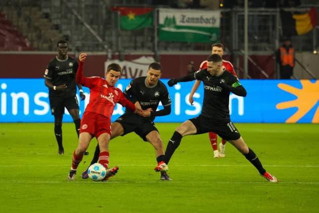28.02.2025, xfanx, Fussball 2.Bundesliga, Fortuna Duesseldorf - SpVgg Greuther Fuerth v.l. im Zweikampf Giovanni Haag (Fortuna Düsseldorf), Maximilian Dietz (Greuther Fürth) und Branimir Hrgota (Greuther Fürth) (DFL DFB REGULATIONS PROHIBIT ANY USE OF PHOTOGRAPHS as IMAGE SEQUENCES and or QUASI-VIDEO) Duesseldorf