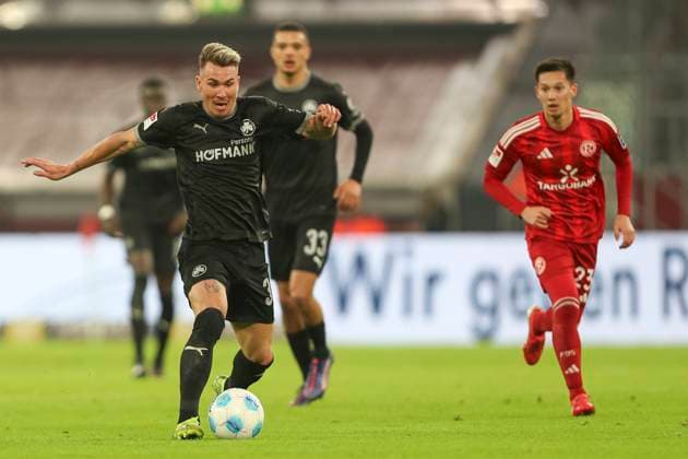 Felix Klaus (SpVgg Greuther Fürth) in Aktion, am Ball, Einzelaktion waehrend des Spiels der 2. Bundesliga zwischen Fortuna Düsseldorf und SpVgg Greuther Fürth im Merkur Spiel-Arena am 28. February 2025 in Düsseldorf, Deutschland. (Foto von Oliver Kaelke DeFodi Images) +++ Felix Klaus (SpVgg Greuther Fürth) controls the ball during the 2. Bundesliga match between Fortuna Düsseldorf and SpVgg Greuther Fürth at Merkur Spiel-Arena on February 28, 2025 in Düsseldorf, Germany. (Photo by Oliver Kaelke DeFodi Images) DFB DFL REGULATIONS PROHIBIT ANY USE OF PHOTOGRAPHS AS IMAGE SEQUENCES AND OR QUASI-VIDEO. (Photo by Oliver Kaelke DeFodi Images)