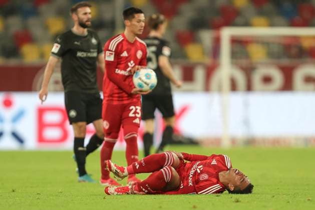Mayron van Brederode (Fortuna Duesseldorf) liegt verletzt am Boden waehrend des Spiels der 2. Bundesliga zwischen Fortuna Düsseldorf und SpVgg Greuther Fürth im Merkur Spiel-Arena am 28. February 2025 in Düsseldorf, Deutschland. (Foto von Oliver Kaelke DeFodi Images) +++ Mayron van Brederode (Fortuna Duesseldorf) injured on the ground during the 2. Bundesliga match between Fortuna Düsseldorf and SpVgg Greuther Fürth at Merkur Spiel-Arena on February 28, 2025 in Düsseldorf, Germany. (Photo by Oliver Kaelke DeFodi Images) DFB DFL REGULATIONS PROHIBIT ANY USE OF PHOTOGRAPHS AS IMAGE SEQUENCES AND OR QUASI-VIDEO. (Photo by Oliver Kaelke DeFodi Images)