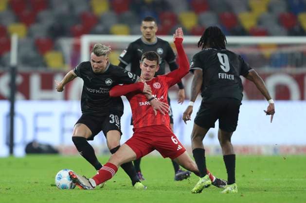 Felix Klaus (SpVgg Greuther Fürth), Giovanni Haag (Fortuna Duesseldorf) und Noel Futkeu (SpVgg Greuther Fürth) im Zweikampf waehrend des Spiels der 2. Bundesliga zwischen Fortuna Düsseldorf und SpVgg Greuther Fürth im Merkur Spiel-Arena am 28. February 2025 in Düsseldorf, Deutschland. (Foto von Oliver Kaelke DeFodi Images) +++ Felix Klaus (SpVgg Greuther Fürth), Giovanni Haag (Fortuna Duesseldorf) und Noel Futkeu (SpVgg Greuther Fürth) battle for the ball during the 2. Bundesliga match between Fortuna Düsseldorf and SpVgg Greuther Fürth at Merkur Spiel-Arena on February 28, 2025 in Düsseldorf, Germany. (Photo by Oliver Kaelke DeFodi Images) DFB DFL REGULATIONS PROHIBIT ANY USE OF PHOTOGRAPHS AS IMAGE SEQUENCES AND OR QUASI-VIDEO. (Photo by Oliver Kaelke DeFodi Images)