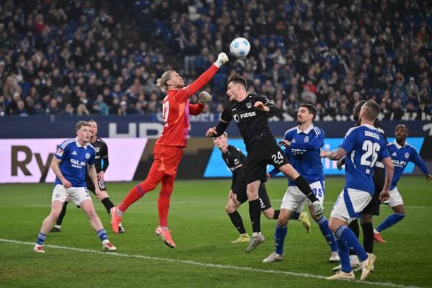 Sport Themen der Woche KW09 Sport Bilder des Tages Torwart Loris Karius (Schalke 04) rettet gegen Niko Koulis (Preußen Münster) 28.02.2025, Fussball 2. Bundesliga, 24. Spieltag, Saison 2024 2025 FC Schalke 04 - Preußen Münster Foto: Maik Hölter Team2 DFL regulations prohibit any use of photographs as image sequences and or quasi-video Gelsenkirchen Veltins Arena Nordrhein Westfalen Deutschland *** Goalkeeper Loris Karius Schalke 04 saves against Niko Koulis Preußen Münster 28 02 2025, Soccer 2 Bundesliga, 24 Matchday, Season 2024 2025 FC Schalke 04 Preußen Münster Photo Maik Hölter Team2 DFL regulations prohibit any use of photographs as image sequences and or quasi video Gelsenkirchen Veltins Arena Nordrhein Westfalen Germany Team2
