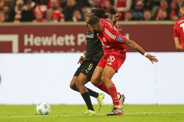 Noel Futkeu (SpVgg Greuther Fürth) und Jamil Siebert (Fortuna Duesseldorf) im Zweikampf waehrend des Spiels der 2. Bundesliga zwischen Fortuna Düsseldorf und SpVgg Greuther Fürth im Merkur Spiel-Arena am 28. February 2025 in Düsseldorf, Deutschland. (Foto von Oliver Kaelke DeFodi Images) +++ Noel Futkeu (SpVgg Greuther Fürth) und Jamil Siebert (Fortuna Duesseldorf) battle for the ball during the 2. Bundesliga match between Fortuna Düsseldorf and SpVgg Greuther Fürth at Merkur Spiel-Arena on February 28, 2025 in Düsseldorf, Germany. (Photo by Oliver Kaelke DeFodi Images) DFB DFL REGULATIONS PROHIBIT ANY USE OF PHOTOGRAPHS AS IMAGE SEQUENCES AND OR QUASI-VIDEO. (Photo by Oliver Kaelke DeFodi Images)